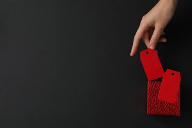 Kara Cuma etiketi, koyu arkaplanda etiket.