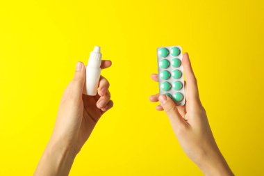 Burun spreyi ve bir paket hap..