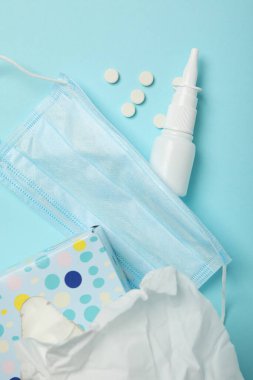 Bir paket peçete, maske ve ilaç.