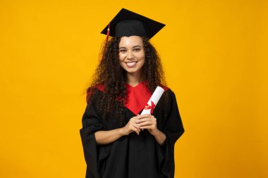 Balo elbisesi içinde çekici bir genç kız.