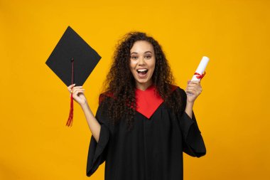 Balo elbisesi içinde çekici bir genç kız.