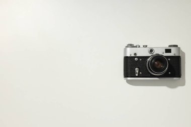 Beyaz arkaplanda klasik kamera, metin için boşluk