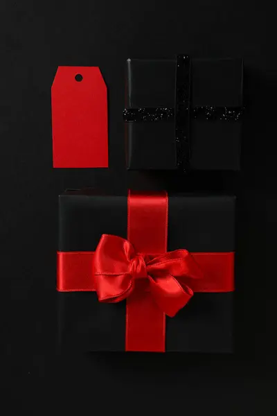 Schwarze Geschenkschachtel Mit Schleife Auf Schwarzem Hintergrund — Stockfoto
