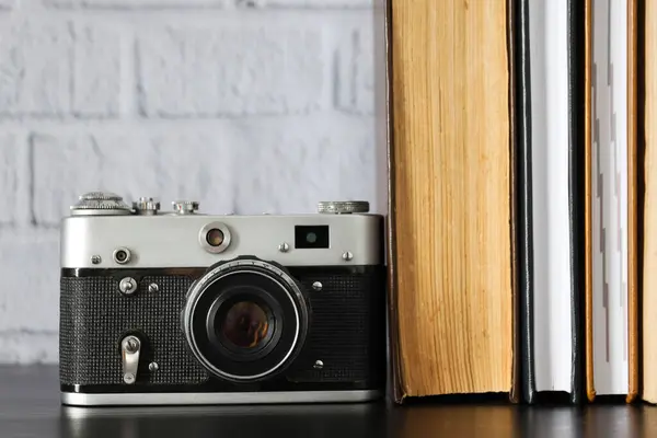 Vintage Kamera Könyvek Asztalon Fény Háttér Közelről — Stock Fotó