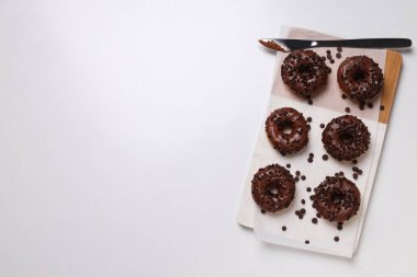 Mutfak tahtasındaki çikolatalı çörekler beyaz arka planda, metin için boşluk