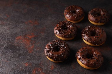 Koyu gri arka planda çikolatalı çörekler, metin için boşluk