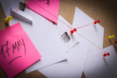 Kağıtlar tahtadaki ipliklerle bağlantılı.