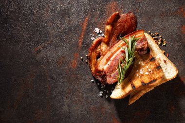 Lezzetli kahvaltı ve lezzetli et yemeği konsepti - kızarmış domuz pastırması