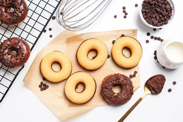 Donuts Chocolate Tigelas Whisk Fundo Branco Vista Superior — Fotografia de Stock