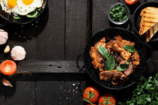 Вкусный завтрак и вкусная мясная еда - жареный бекон