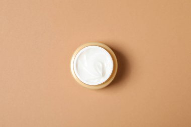 Turuncu arka planda krema kavanozu, üst manzara