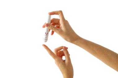 PNG, ellerinde şeker hastaları için tıbbi ekipman, beyaz arka planda izole edilmiş.