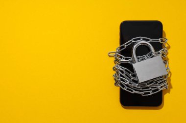 Akıllı telefon kilitli bir zincirle kaplıdır.