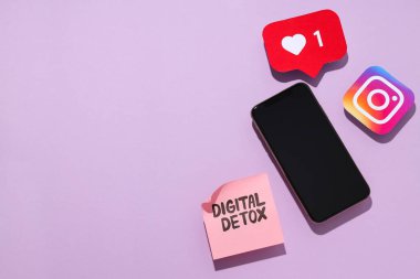 Dijital detoks konsepti, sosyal ağ simgeleriyle akıllı telefon