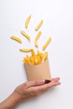 Kızarmış patates, abur cubur konsepti ve fast food.