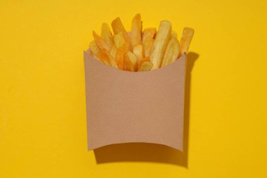 Kızarmış patates, abur cubur konsepti ve fast food.