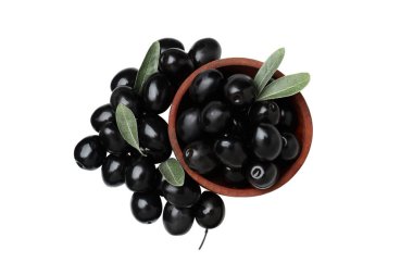 Beyaz arka planda izole edilmiş, ahşap bir kasede siyah zeytin.