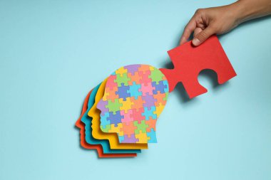 Mavi arkaplanda renkli başlıklar ve bulmacalar, üst görünüm