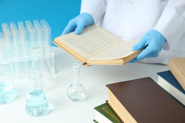 Mavi arka planda mataralar, kitaplar ve doktor.