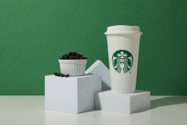 Ukrayna, Kyiv, 24 / 08 / 2023: Logolu Starbucks kahve fincanı, tam kahve çekirdeği.