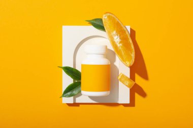 C vitamini biyo-upplement, arka planda hafif bir şişe..