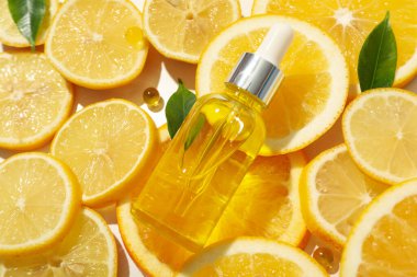 Citrus meyveli sıvı serumda C vitamini.