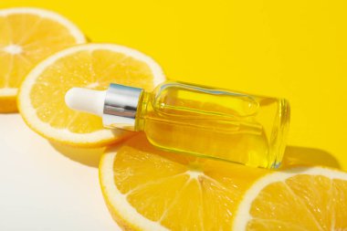 Citrus meyveli sıvı serumda C vitamini.