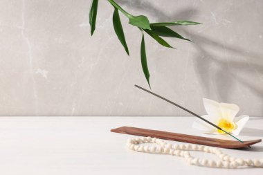 Çiçek, tütsü çubuğu ve bej arkaplanda bambu, metin için boşluk