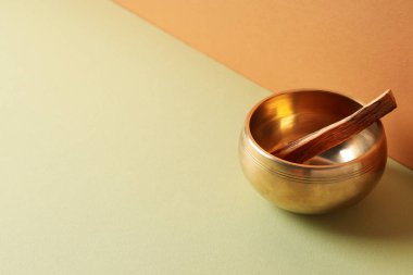 Turuncu arka planda kase ve odun parçası, metin için boşluk