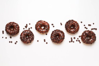 Çikolatalı çörekler ve çikolata parçacıkları beyaz arka planda.