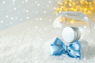 Hafif arka planda cam kasede kozmetik kavanozu, metin için boşluk