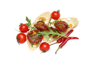 Beyaz arka planda güneşte kurutulmuş domatesli PNG tostu..