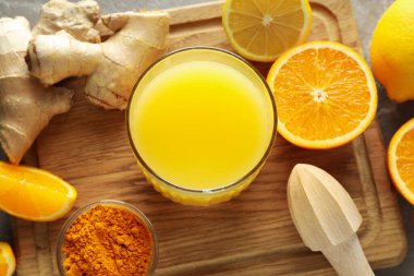 Sağlıklı içecek kavramı - zencefilli zerdeçal sıvısı