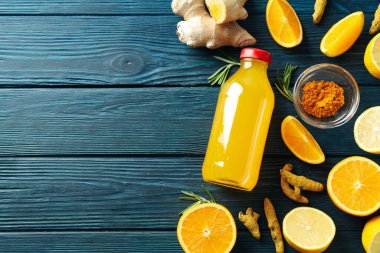 Sağlıklı içecek kavramı - zencefilli zerdeçal sıvısı