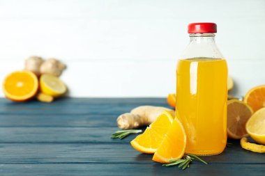 Sağlıklı içecek kavramı - zencefilli zerdeçal sıvısı