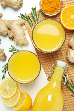 Sağlıklı sıvı kavramı - zencefilli zerdeçal içeceği