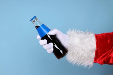 Ukrayna, Kyiv, 24.09.2023 Yeni Yıl konsepti, Noel Baba 'nın Pepsi şişesiyle eli eli eli.