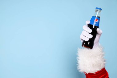 Ukrayna, Kyiv, 24.09.2023 Yeni Yıl konsepti, Noel Baba 'nın Pepsi şişesiyle eli eli eli.