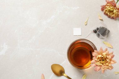 Soğuk mevsimde içmek için sıcak içecek kavramı - çay