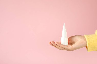 Burun spreyi elinde. Kış ilacı kavramı