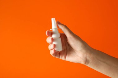 Burun spreyi elinde. Kış ilacı kavramı