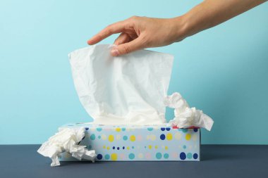 Mavi arka planda bir paket peçete.