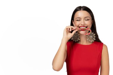 Beyaz bir arka planda izole edilmiş Noel şekerli bir kızın resmi..