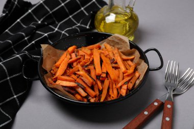 Kızarmış patates, masada bir kasede.