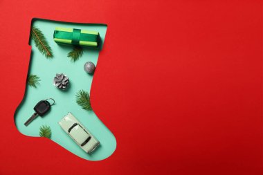 Anahtarı ve yılbaşı süslemeleri olan bir araba. Yeni yıl ayakkabısının siluetinde..