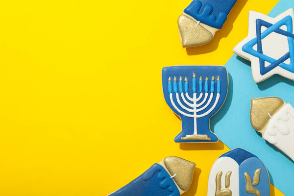 Пряничное печенье с еврейскими символами на желтом фоне, место для текста