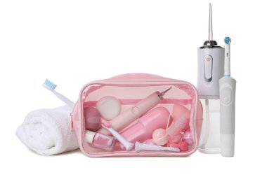 PNG, kozmetik çanta, diş fırçası, lavaj ve havlu, beyaz arka planda izole edilmiş.