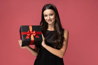 Pembe bir geçmişi olan bir kız..