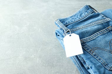 Ukrayna, Kyiv, 08.10.2023 Hafif arka planda etiketli katlanmış kot pantolon