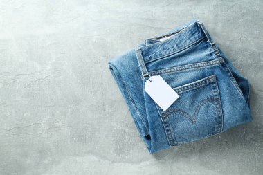 Ukrayna, Kyiv, 08.10.2023 Hafif arka planda etiketli katlanmış kot pantolon